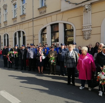 Uroczystości pod tablicą Romka Strzałkowskiego.
