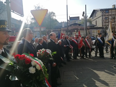 Uroczystości pod tablicą Romka Strzałkowskiego.