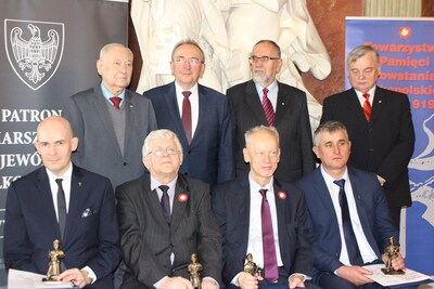 Laureaci Nagrody Honorowej „Dobosz Powstania Wielkopolskiego” (od prawej: Waldemar Banaszyński, Wincenty Wierzejewski, Piotr Wojtczak, dr hab. Rafał Reczek w imieniu Instytutu Pamięci Narodowej w Poznaniu. Fot. Bartosz Kochański