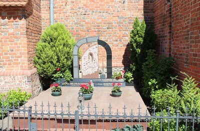 Grób ks. Kazimierza Michalskiego przy konkatedrze pw. Świętej Jadwigi Śląskiej