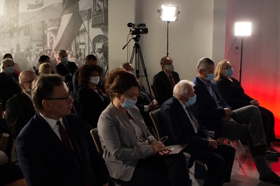 Prezes IPN dr Jarosław Szarek, Wicewojewoda Wielkopolski Aneta Niestrawska, Przewodniczący Wojewódzkiej Rady Kombatanckiej Zenon Wechmann, Jędrzej Solarski Zastępca Prezydenta Miasta Poznania, Jolanta Kamzela-Czub reprezentująca Marszałka Województwa Wielkopolskiego