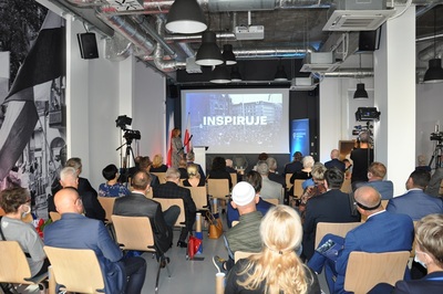 Otwarcie Przystanku Historia IPN w Poznaniu. Przemawia Marta Szczesiak Ślusarek naczelnik Oddziałowego Biura Edukacji Narodowej IPN w Poznaniu