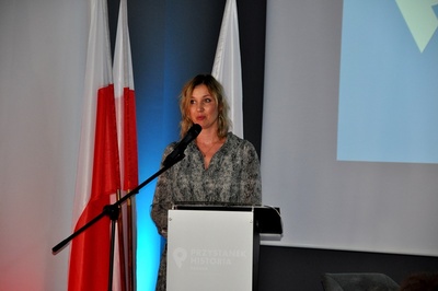 Otwarcie Przystanku Historia IPN w Poznaniu. Przemawia Marta Szczesiak Ślusarek naczelnik Oddziałowego Biura Edukacji Narodowej IPN w Poznaniu
