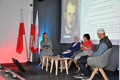 Otwarcie Przystanku Historia IPN w Poznaniu. Panel główny z udziałem zaproszonych gości. Przemawia Aleksandra Pietrowicz.