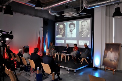 Otwarcie Przystanku Historia IPN w Poznaniu. Panel główny z udziałem zaproszonych gości. Przemawia Aleksandra Pietrowicz.