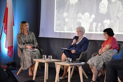 Otwarcie Przystanku Historia IPN w Poznaniu. Panel główny z udziałem zaproszonych gości. Przemawia Iwona Hańczewska cóka dr. Franciszka Witaszka.