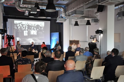 Otwarcie Przystanku Historia IPN w Poznaniu. Panel główny z udziałem zaproszonych gości. Przemawia Marta Szczesiak Ślusarek naczelnik OBEN IPN w Poznaniu.