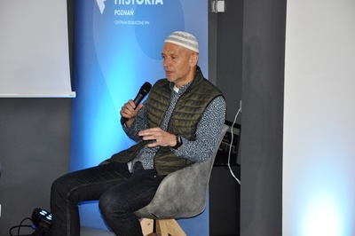 Otwarcie Przystanku Historia IPN w Poznaniu. Panel główny z udziałem zaproszonych gości. Przemawia reż. Zbysław Kaczmarek.