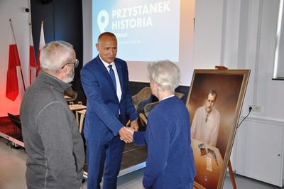 Iwona Hańczewska córka dr. Franciszka Witaszka, Janusz Pałubicki i Łukasz Łuczewski przy portrecie doktora.