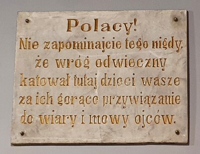 Tablica znajdująca się na gmachu Muzeum do wybuchu II wojny światowej obecnie prezentowana w siedzibie Muzeum