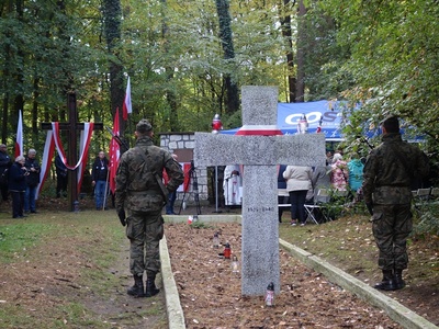 Warta honorowa przy mogile zamordowanych w kwaterze głównej