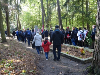 Uczestnicy III Marszu Pamięci przy kwaterze siedmiu grobów