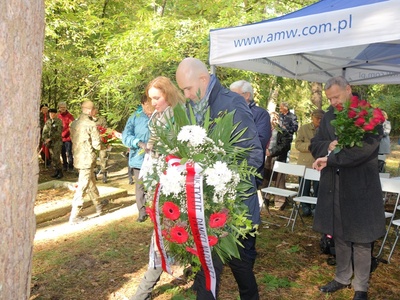 Złożenie wieńca w kwaterze głównej przez dyrektora poznańskiego oddziału IPN dr. hab. Rafała Reczka oraz naczelnika OBEN Martę Szczesiak-Ślusarek