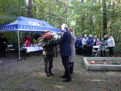 Złożenie wieńca w kwaterze głównej przez dyrektora poznańskiego oddziału IPN dr. hab. Rafała Reczka oraz naczelnika OBEN Martę Szczesiak-Ślusarek