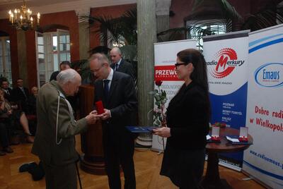 Medal, dyplom i legitymację 