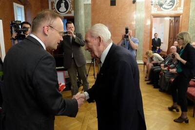 Medal, dyplom i legitymację 