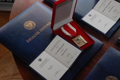 Medal, dyplom i legitymacja 