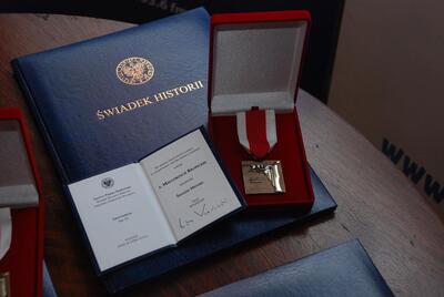 Medal, dyplom i legitymacja 