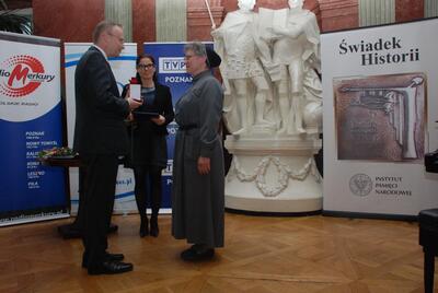 Medal, dyplom i legitymację 