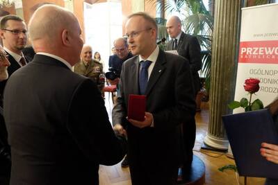 Medal, dyplom i legitymację 