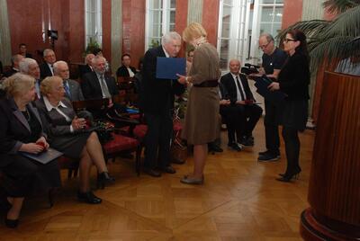 W imieniu Marszałka Województwa Wielkopolskiego słowa podziękowania pod adresem uhonorowanych wyraziła Krystyna Czajka, doradca marszałka i wręczyła laureatom listy gratulacyjne od marszałka 