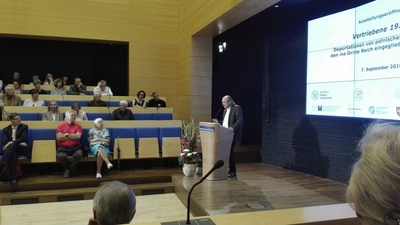 Otwarcie wystawy „Vertriebene 1939... &amp;amp;amp;quot; w siedzibie Fundacji Konrada Adenauera w Berlinie, 7 września 2016 r. Do projektu wystawienniczego dot. deportacji obywateli polskich z ziem wcielonych do III Rzeszy wprowadził kurator wystawy, dr Jacek Kubiak