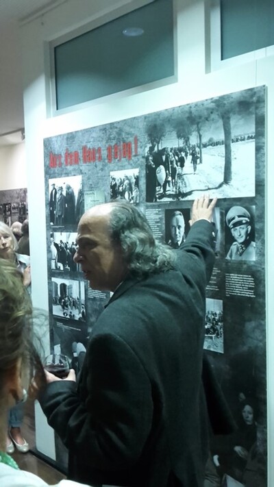 Otwarcie wystawy „Vertriebene 1939... &amp;quot; w siedzibie Fundacji Konrada Adenauera w Berlinie, 7 września 2016 r. Po wystawie gości oprowadzał jej kurator, dr Jacek Kubiak