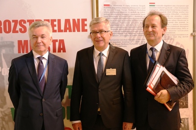 Na zdj. od lewej: Janusz Stańczyk, Ambasador Nadzwyczajny i Pełnomocny – Stały Przedstawiciel RP przy RE w Strasburgu, Stanisław Karczewski, marszałek Senatu RP i prof. Włodzimierz Bernacki, poseł na Sejm RP