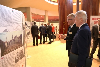 Prezentacja wystawy „Rozstrzelane miasta. Poznań – Budapeszt 1956” w siedzibie Rady Europy w Strasburgu podczas Europejskiego Szczytu Przewodniczących Parlamentów.