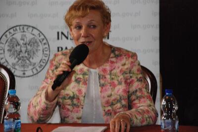 Jako pierwsza w drugiej części konferencji wystąpiła dr Kornelia Banaś z referatem „Działania aparatu partyjno-państwowego wobec sanktuarium maryjnego w Piekarach Śląskich w latach 1945–1989”