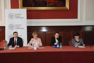 Sesję trzecią konferencji, którą poprowadziła dr Kornelia Banaś, otworzył referat Daniela Gucewicza „Sanktuaria kaszubsko-pomorskie w polityce wyznaniowej PRL”