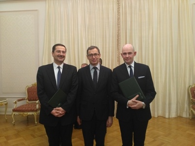 Uroczystość wręczenia pracownikom IPN odznaczeń państwowych nadanych przez Prezydenta Węgier, Na zdj. od lewej: dr hab. Konrad Białecki, dr Jarosław Szarek – prezes IPN, dr Rafał Reczek