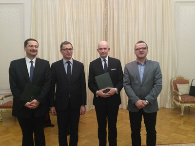 Uroczystość wręczenia pracownikom IPN odznaczeń państwowych nadanych przez Prezydenta Węgier, Na zdj. od lewej: dr hab. Konrad Białecki, dr Jarosław Szarek, dr Rafał Reczek, dr Marcin Stefaniak – Dyrektor Generalny IPN