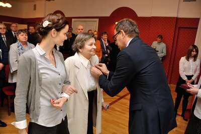 Uroczystość wręczenia Krzyży Wolności i Solidarności, Poznań 19 grudnia 2016. Na zdj. Zofia Jaszcza z wnuczką