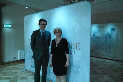 Otwarcie wystawy „Europa w rodzinie...” na Litwie. Od lewej: Marcin Łapczyński – dyrektor Polskiego Instytutu w Wilnie, Agnieszka Łuczak – naczelnik pionu edukacyjnego IPN w Poznaniu, kurator wystawy