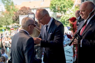 Akt dekoracji. Dekoruje zastępca Prezesa IPN prof. Krzysztof Szwagrzyk i Wojewoda Lubuski Władysław Dajczak. Fot. K. Filmanowicz/Radio Zachód