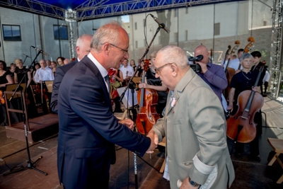 Akt dekoracji. Dekoruje zastępca Prezesa IPN prof. Krzysztof Szwagrzyk i Wojewoda Lubuski Władysław Dajczak. Fot. K. Filmanowicz/Radio Zachód