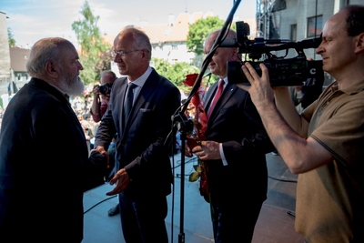 Akt dekoracji. Dekoruje zastępca Prezesa IPN prof. Krzysztof Szwagrzyk i Wojewoda Lubuski Władysław Dajczak. Fot. K. Filmanowicz/Radio Zachód