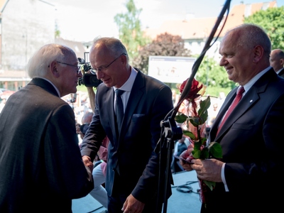 Akt dekoracji. Dekoruje zastępca Prezesa IPN prof. Krzysztof Szwagrzyk i Wojewoda Lubuski Władysław Dajczak. Fot. K. Filmanowicz/Radio Zachód