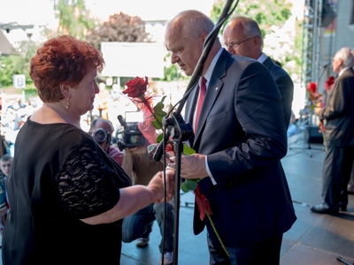 Akt dekoracji. Dekoruje zastępca Prezesa IPN prof. Krzysztof Szwagrzyk i Wojewoda Lubuski Władysław Dajczak. Fot. K. Filmanowicz/Radio Zachód