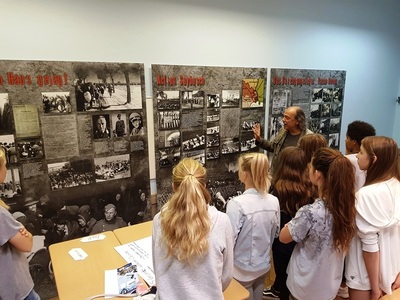 Uczniowie Dreilinden Gymnasium poznają wystawę