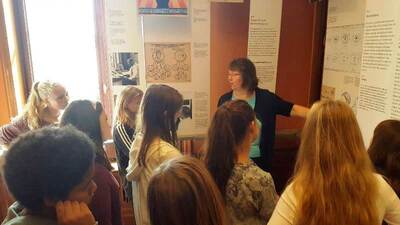 Zajęcia w Haus der Wannseekonferenz. Uczniów Dreilinden Gymnasium oprowadza Silke Struck