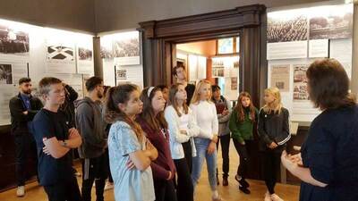 Zajęcia w Haus der Wannseekonferenz. Uczniów Dreilinden Gymnasium oprowadza Silke Struck