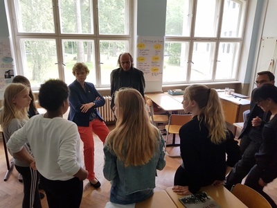 Uczniowie Dreilinden Gymnasium zdają sprawozdanie z warsztatów Burmistrz dzielnicy Steglitz-Zehlendorf, Cerstin Richter-Kotowski