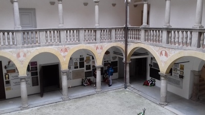 Zamek Hartheim, wewnętrzny dziedziniec