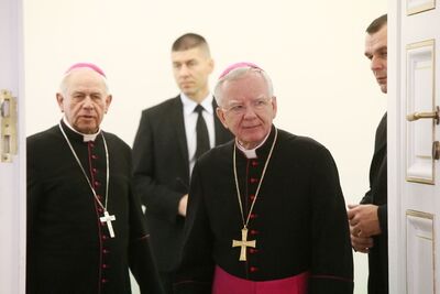 Bp Stanisław Napierała i abp Marek Jędraszewski. Uroczystość upamiętniająca ks. abp. Antoniego Baraniaka – Warszawa, Belweder, 6 października 2017. Fot. Sławomir Kasper (IPN)