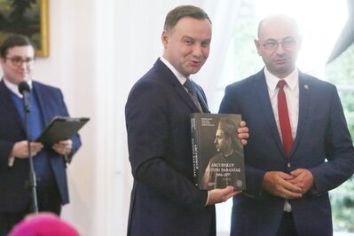 Prezydent RP Andrzej Duda i wiceprezes IPN Mateusz Szpytma. Uroczystość upamiętniająca ks. abp. Antoniego Baraniaka – Warszawa, Belweder, 6 października 2017. Fot. Sławomir Kasper (IPN)