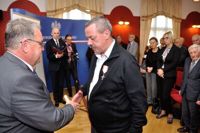 Odznaczenia wręczał zastępca Prezesa IPN Jan Baster