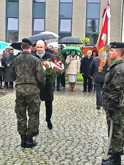 Składanie kwiatów przy pomniku gen. Dowbor Muśnickiego Fot. Rafał Kościański