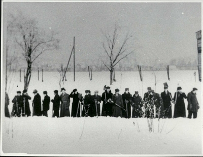 Prace obozowe przy odgarnianiu śniegu